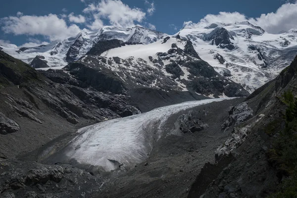 Morteratsch Buzulu 'nun karlı dağları İsviçre Alpleri' ndeki Engadin 'de yaz mevsiminde mavi gökyüzü ve güneşli