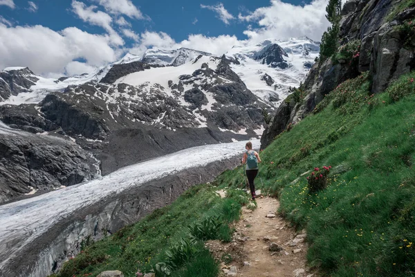 女人带着蓝天和太阳 在瑞士阿尔卑斯山畔的英加丁 带着雪山在莫特拉奇冰川徒步旅行 — 图库照片