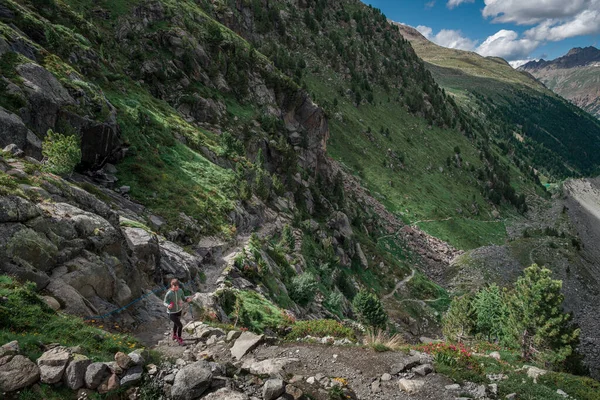 Vrouw Wandelen Bij Morteratsch Gletsjer Met Besneeuwde Bergen Engadin Zwitserse — Stockfoto