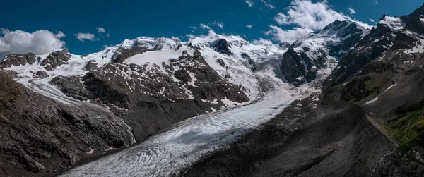 Morteratsch Buzulu 'nun karlı dağları İsviçre Alpleri' ndeki Engadin 'de yaz mevsiminde mavi gökyüzü ve güneşli