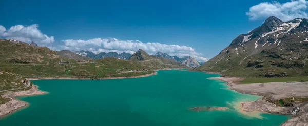 Baraj Gölündeki Dağ Manzarası Bernina Geçidi Ndeki Lago Bianco Yazın — Stok fotoğraf