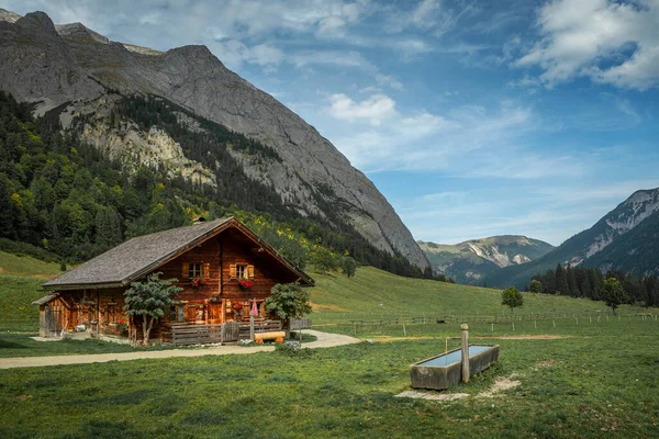 Alm Cabin Meadow Front Mountains Karwendel Valley Ahornboden Austria Tyrol — Zdjęcie stockowe