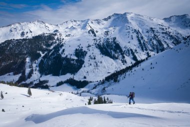 Avusturya 'nın Alpbachtal bölgesindeki Mareitkopf dağının tepesinde karlar içindeki insan.