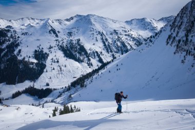 Avusturya 'nın Alpbachtal bölgesindeki Mareitkopf dağının tepesinde karlar içindeki insan.