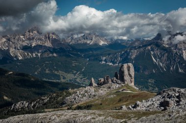 Dolomite Alplerindeki Passo di Falzarego 'daki Cinque Torri bulutlu bir günde, Güney Tyrol İtalya