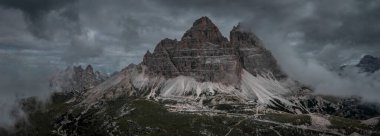 Dolomite Alpleri 'nde dağların önünde oteli olan Misurina Gölü' nde gökyüzünde bulutlar, Güney Tyrol İtalya