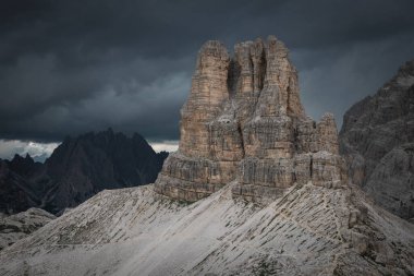 Sasso di Sesto dağları, dramatik karanlık gökyüzü ile Güney Tyrol 'deki Dolomite Alpleri' nin zirvesinde, Üç Tepe Doğa Rezervi, İtalya