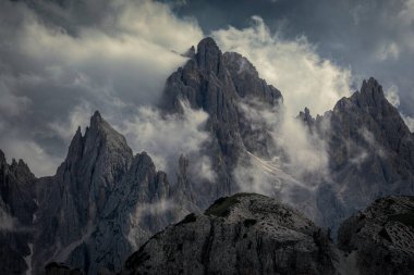 Güney Tyrol 'daki Dolomite Alplerindeki dağ zirveleri dramatik bulutlu gökyüzü, Üç Tepe Doğa Rezervi, İtalya