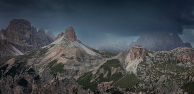 Güney Tyrol 'daki Dolomite Alplerindeki Üç Tepe' deki dağ manzarası dramatik gökyüzünde fırtına bulutları, İtalya