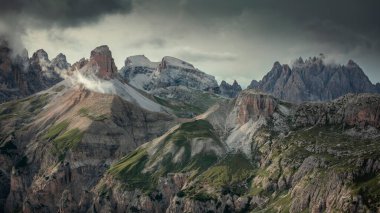 Güney Tyrol 'daki Dolomite Alplerindeki Üç Tepe' deki dağ manzarası dramatik gökyüzünde fırtına bulutları, İtalya