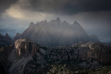 Dolomite Alplerindeki Three Peaks Hut 'ta günbatımında fırtına bulutlarıyla dolu lanetli dağ zinciri, Güney Tyrol, İtalya