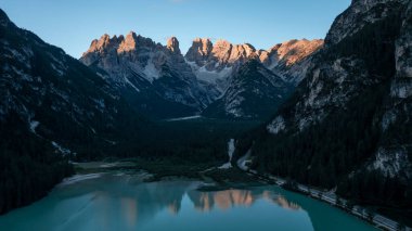 Toblach 'taki Lago di Landro Gölü' nün alfabesi. İtalya 'nın Dolomite Alpleri' ndeki gündoğumu sırasında su yüzeyine yansıyan bir dağ zinciri.