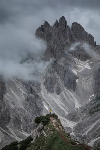 Mann Mit Gelber Jacke Vor Berggipfeln Den Dolomiten Südtirol Bei — Stockfoto