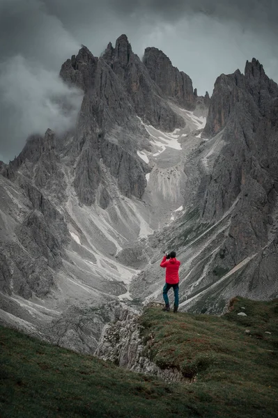 이탈리아의 봉우리에 알프스 앞에서 카메라와 재킷을 산맥을 지나는 — 스톡 사진
