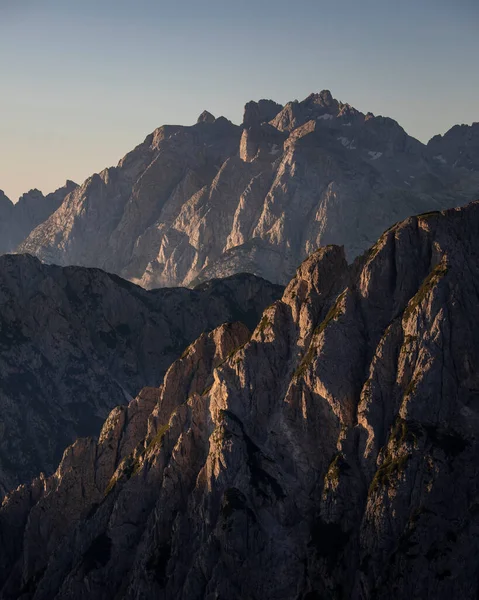 意大利南蒂罗尔白云石阿尔卑斯山清澈的蓝天下日出时的山地层 — 图库照片