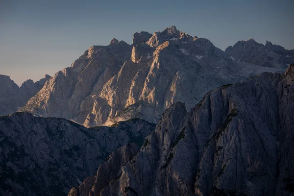 イタリア 南チロルのドロマイトアルプスの澄んだ青空と日の出の間の山の層 — ストック写真