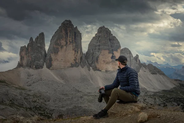 Man Taking Photos Three Peaks Mountain Summits Dolomite Alps South — Stock Photo, Image