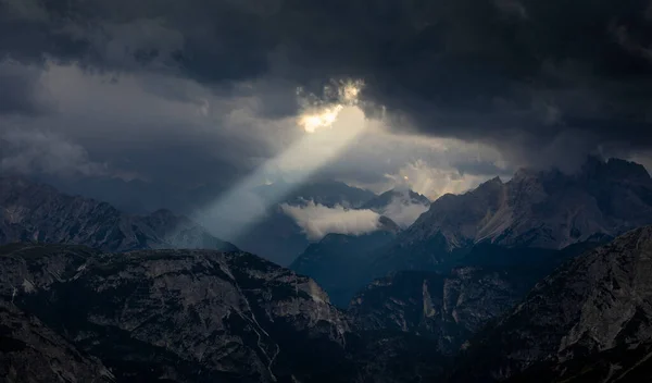 Rayos Sol Través Nubes Oscuras Cielo Sobre Las Montañas Los — Foto de Stock