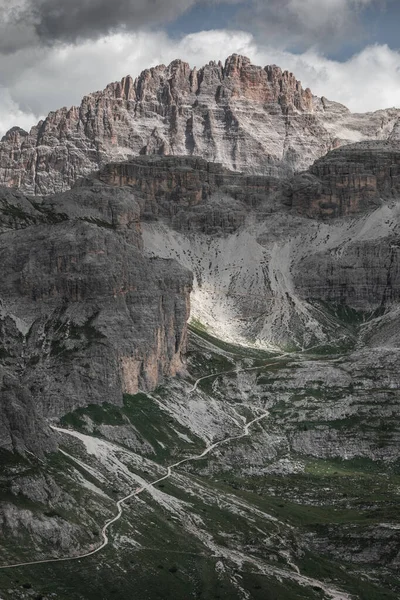 Sendero Paternkofel Hasta Lago Cengia Durante Día Frente Los Alpes —  Fotos de Stock