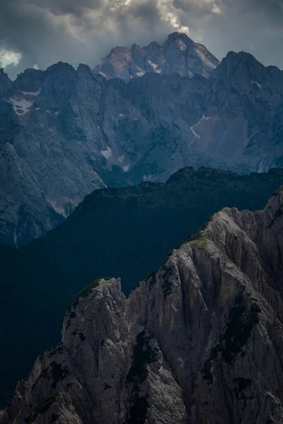 Camadas Montanha Com Nuvens Céu Nos Alpes Dolomitas Tirol Sul — Fotografia de Stock