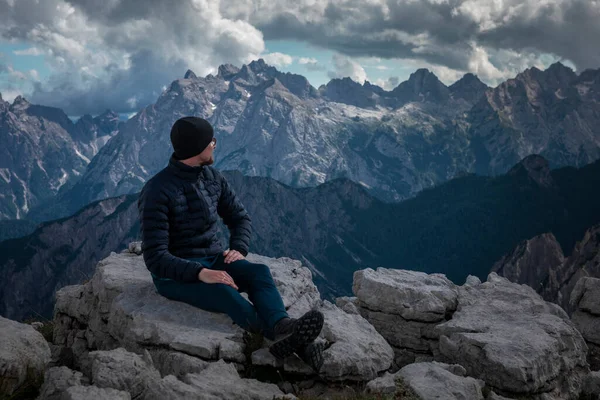 Man Sitting Roock Watching View Mountains Dolomite Alps South Tyrol — Stock Photo, Image