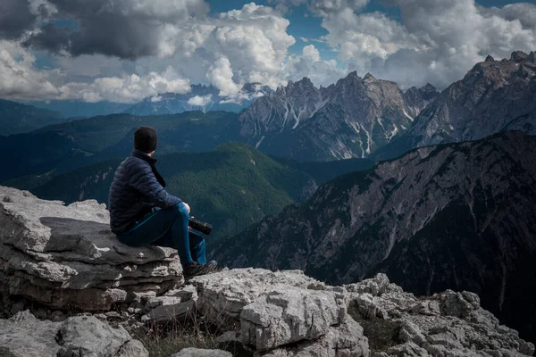Man Taking Photos Camera View Mountain Summits Dolomite Alps South — Stock Photo, Image