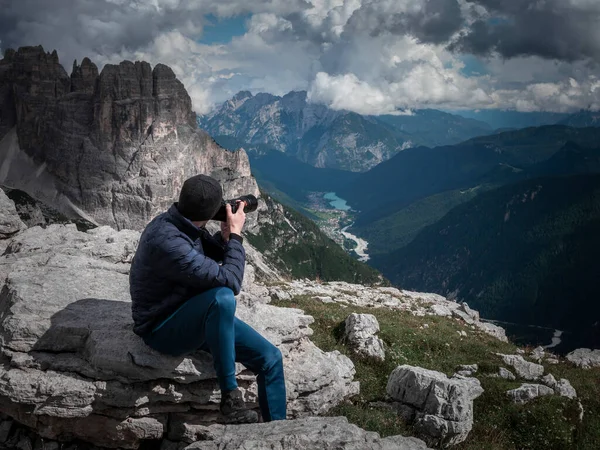 Man Taking Photos Camera View Mountain Summits Dolomite Alps South — Stock Photo, Image