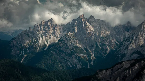 Couches Montagne Avec Nuages Dans Ciel Dans Les Alpes Dolomites — Photo