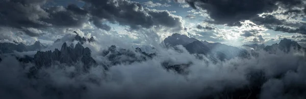 Panorama Montanhoso Com Nuvens Baixas Redor Cumes Montanhosos Three Peaks — Fotografia de Stock