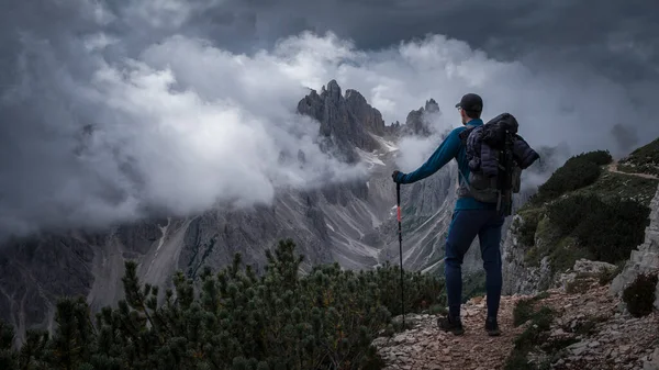 Man Hiking View Mountain Peaks Dolomite Alps South Tyrol Dramatic — Stock Photo, Image