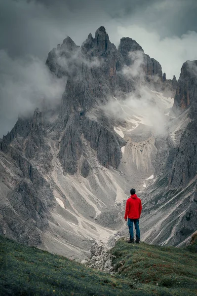 Man Red Jacket Front Mountain Peaks Dolomite Alps South Tyrol — Stock Photo, Image