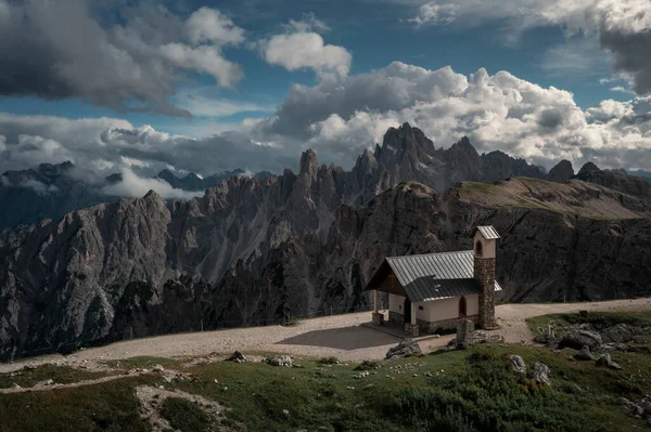 Kapelle Cappella Degli Alpini Vor Dem Bergpanorama Der Dolomiten Auf — Stockfoto