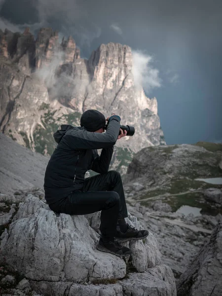 Man Taking Photos Camera View Mountain Summits Dolomite Alps South — Stock Photo, Image