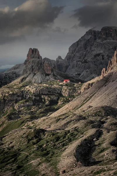 日落时分 意大利南部蒂罗尔的白云岩阿尔卑斯山上 里弗吉奥三峰与萨索 斯巴达峰相望 天空中乌云密布 — 图库照片