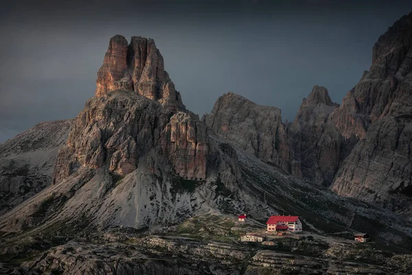 Rifugio Three Peaks Hut Sasso Sesto Csúccsal Dél Tirolban Dolomitalpokban — Stock Fotó