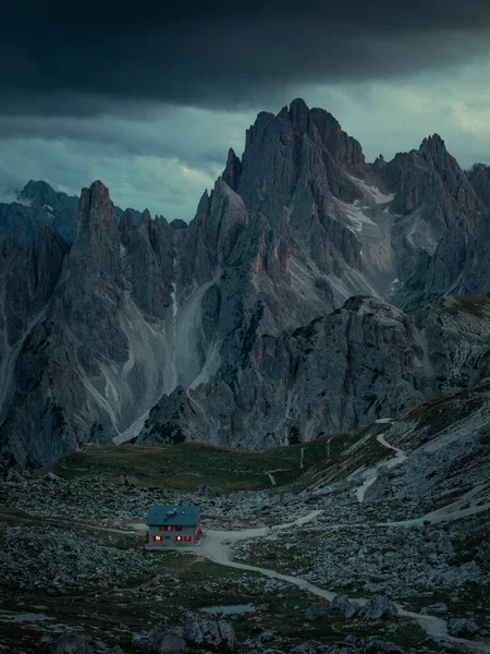 Berghütte Rifugio Lavaredo Mit Nächtlichem Wanderweg Vor Den Dolomiten Auf — Stockfoto