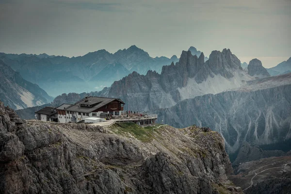 Rifugio Lagazuoi Las Montañas Passo Falzarego Durante Día Nublado Los Imagen De Stock