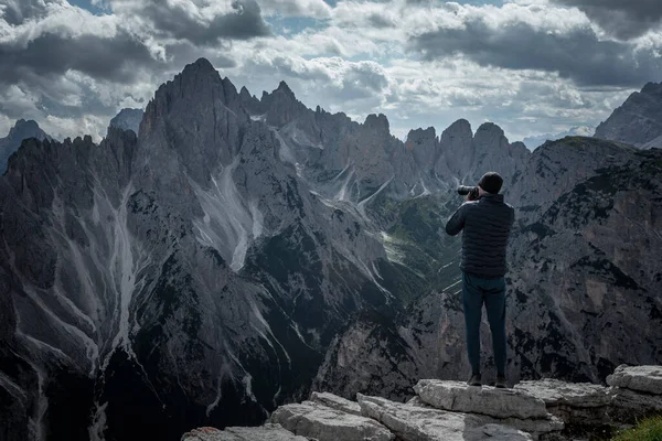 Człowiek Robiący Zdjęcia Aparatem Fotograficznym Widokiem Szczyty Górskie Alpach Dolomitowych Obrazy Stockowe bez tantiem