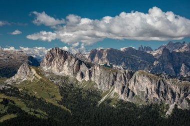 Dolomite Alpleri 'nde güneşli mavi gökyüzü gününde Passo di Falzarego' daki dağ manzarası, Güney Tyrol İtalya