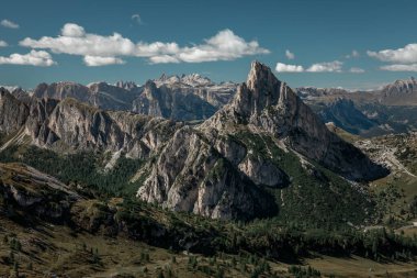 Dolomite Alpleri 'nde güneşli mavi gökyüzü gününde Passo di Falzarego' da Hexenstein Dağı zirvesi, Güney Tyrol İtalya