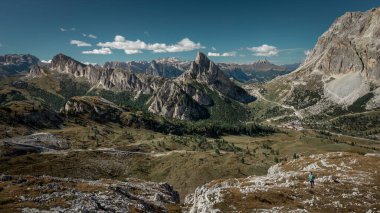 Dolomite Alpleri 'nde güneşli mavi gökyüzü gününde Passo di Falzarego' da Hexenstein 'in dağ zirvesinde yürüyüş yapmak, Güney Tyrol İtalya