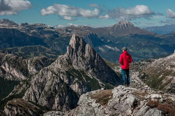 Człowiek Szczycie Croda Negra Spogląda Szczyt Góry Hexenstein Passo Falzarego — Zdjęcie stockowe