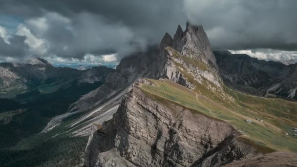 Timelaspe Picos Montanhosos Dramáticos Seceda Com Nuvens Nos Alpes Dolomitas — Vídeo de Stock