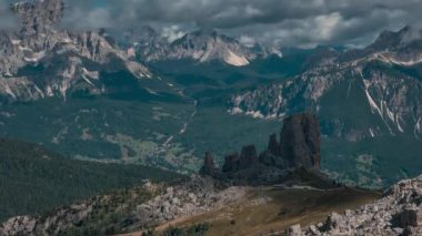 Dolomite Alplerinde Passo di Falzarego 'da Cinque Torri' nin zamanı bulutlu bir günde, Güney Tyrol İtalya