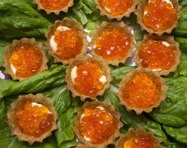 Cesta de pan con caviar rojo — Foto de Stock