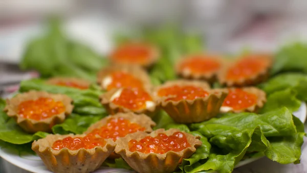 Cesta de pan con caviar rojo — Foto de Stock