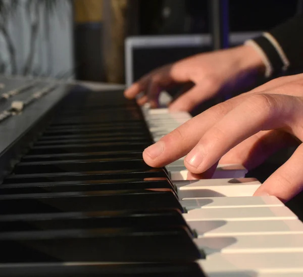 Дорослі пальці на клавішах фортепіано грають — стокове фото