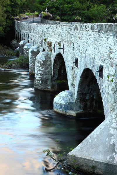 Oude stenen brug over een rivier berg — Stockfoto