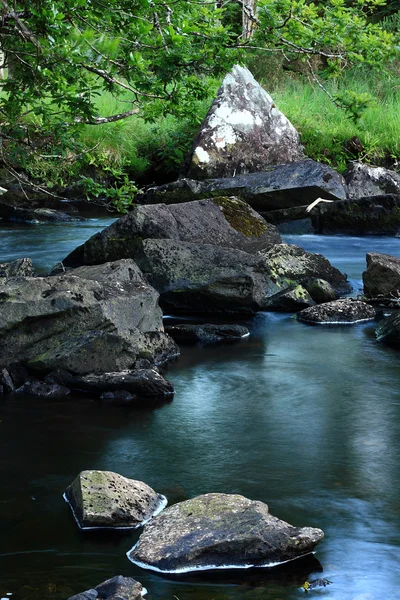 Βράχια και στον ποταμό γρήγορη βουνό — Φωτογραφία Αρχείου