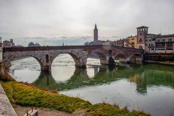 Ponte Pietra Γραφική Ρωμαϊκή Αψίδα Χτισμένη 100 Και Ξαναχτίστηκε Μετά — Φωτογραφία Αρχείου